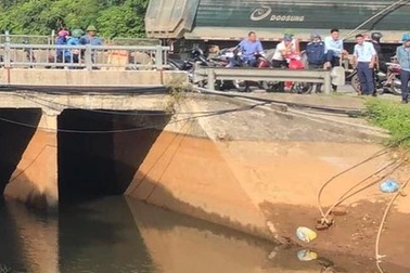 Tin nhắn từ số điện thoại lạ và thi thể nam kỹ sư dưới kênh nước