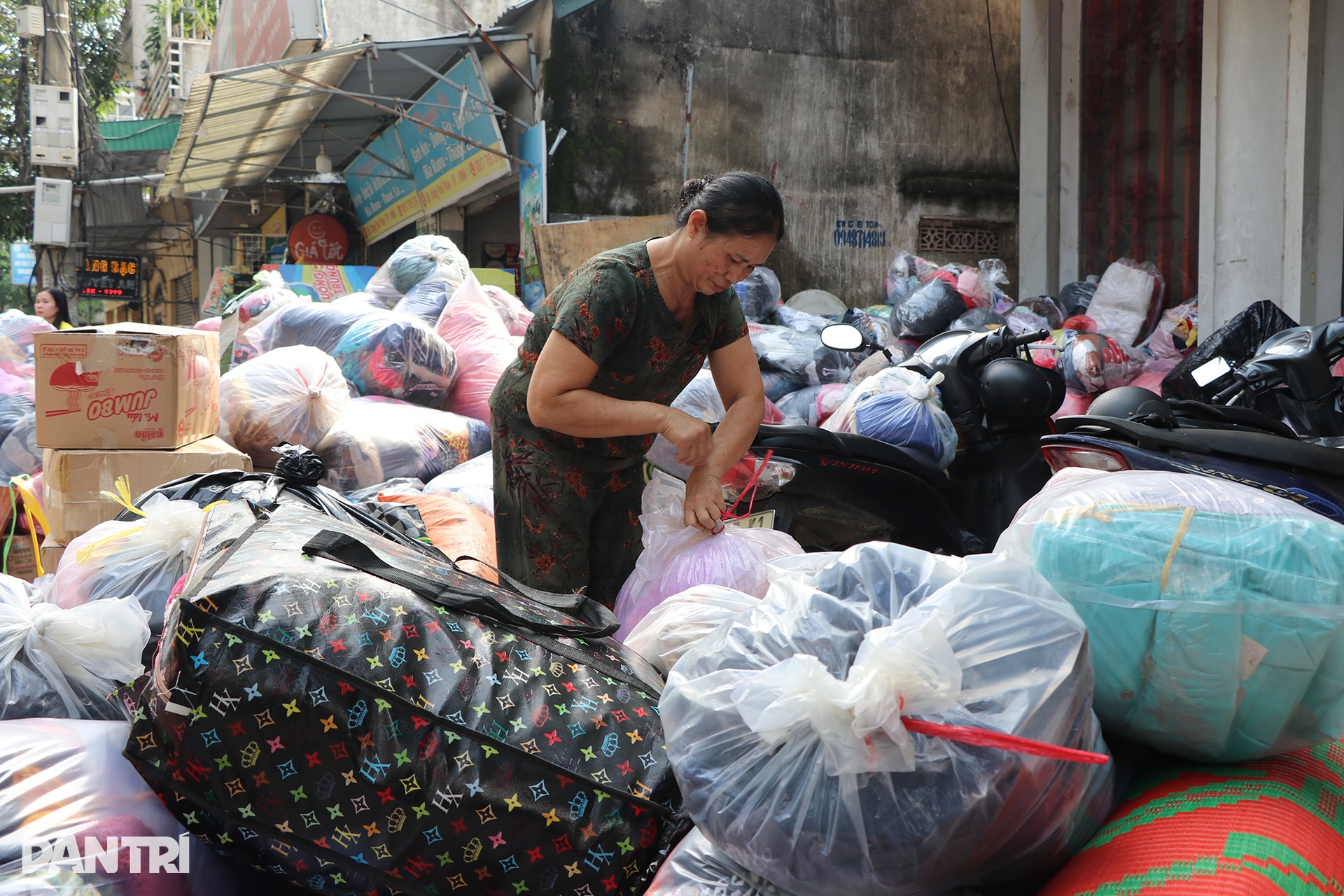 Tiểu thương đóng cửa hàng, bệnh nhân ung thư quên mệt cứu trợ vùng lũ - 8