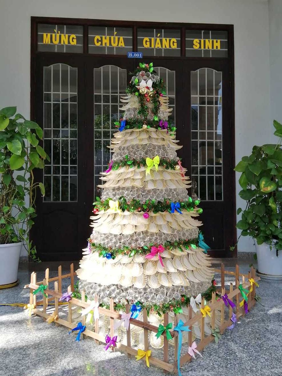Các nhà thờ trang trí bắt mắt, đường phố đông nghịt người vui chơi đêm Noel - 22 Các nhà thờ trang trí bắt mắt, đường phố đông nghịt người vui chơi đêm Noel - 22