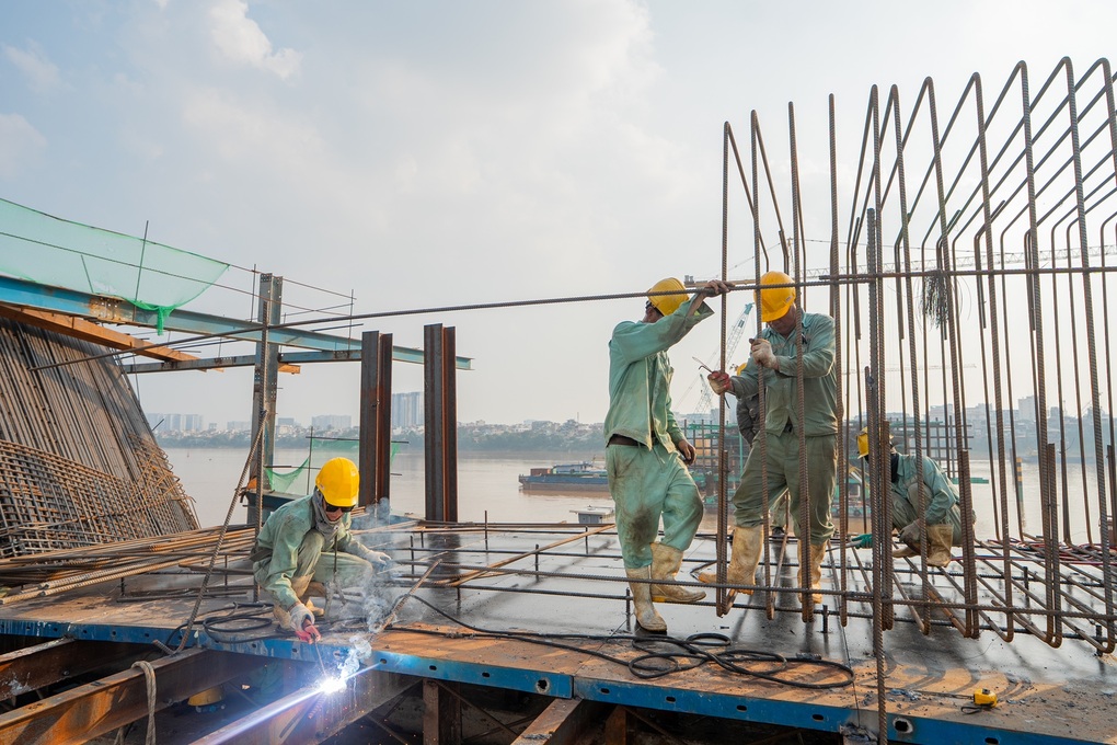 Những trụ cầu Trần Hưng Đạo vươn cao giữa sông Hồng sau 8 tháng thi công - 2 Những trụ cầu Trần Hưng Đạo vươn cao giữa sông Hồng sau 8 tháng thi công - 2