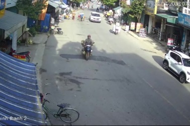 Băng sang đường bất cẩn, người phụ nữ suýt trả giá đắt dưới bánh xe ben