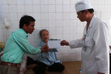 Gần 27 triệu đồng đến với hoàn cảnh mẹ ung thư, con có nguy cơ bỏ học