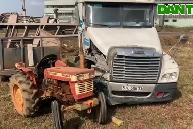 Clip hiện trường container đại chiến xe máy cày trên tỉnh lộ 769