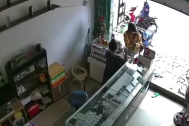 Cô gái bị bắt giữ vì màn kịch cướp điện thoại "ngờ nghệch"