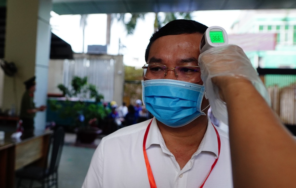 Chùm ảnh: Thí sinh đến sớm tranh thủ ôn bài trước buổi thi Ngữ văn - 4