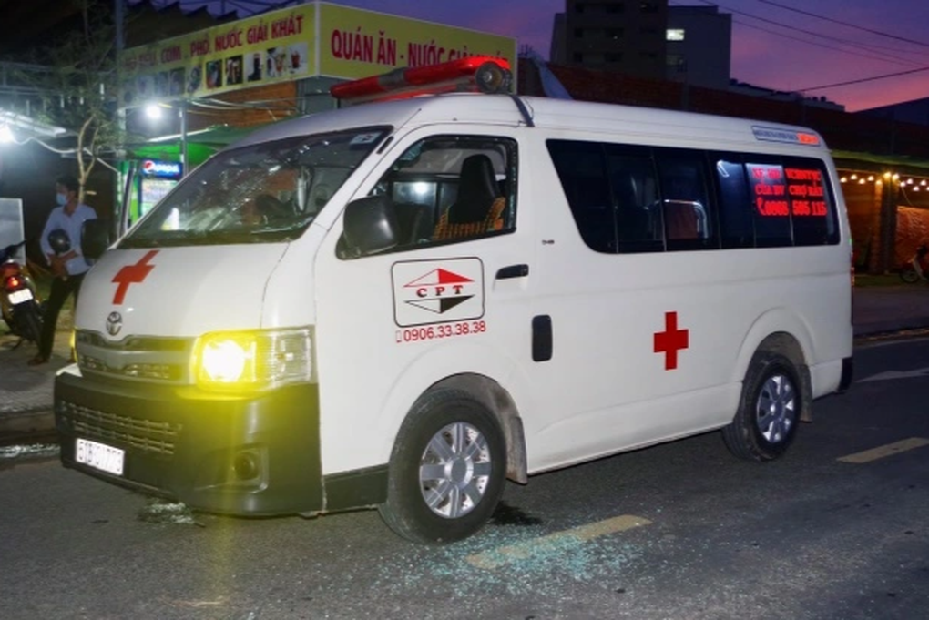 Tao là trùm ở đây, sao mày dám hú còi: Người đập kính xe rời địa phương - 2 Tao là trùm ở đây, sao mày dám hú còi: Người đập kính xe rời địa phương - 2