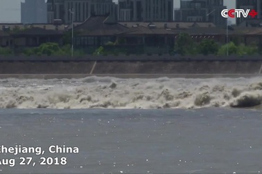 Sóng hung tợn như “thủy quái” trên sông vẫn thu hút du khách