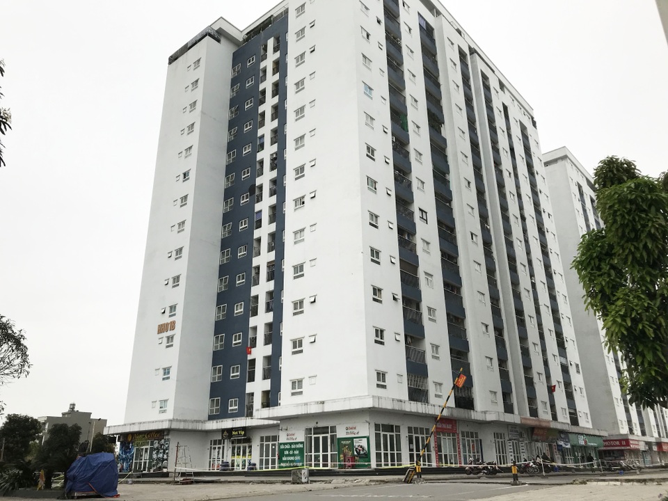 Hà Nội tạm cách ly khu chung cư có người dương tính với SARS-CoV-2 - 1 Hà Nội tạm cách ly khu chung cư có người dương tính với SARS-CoV-2 - 1
