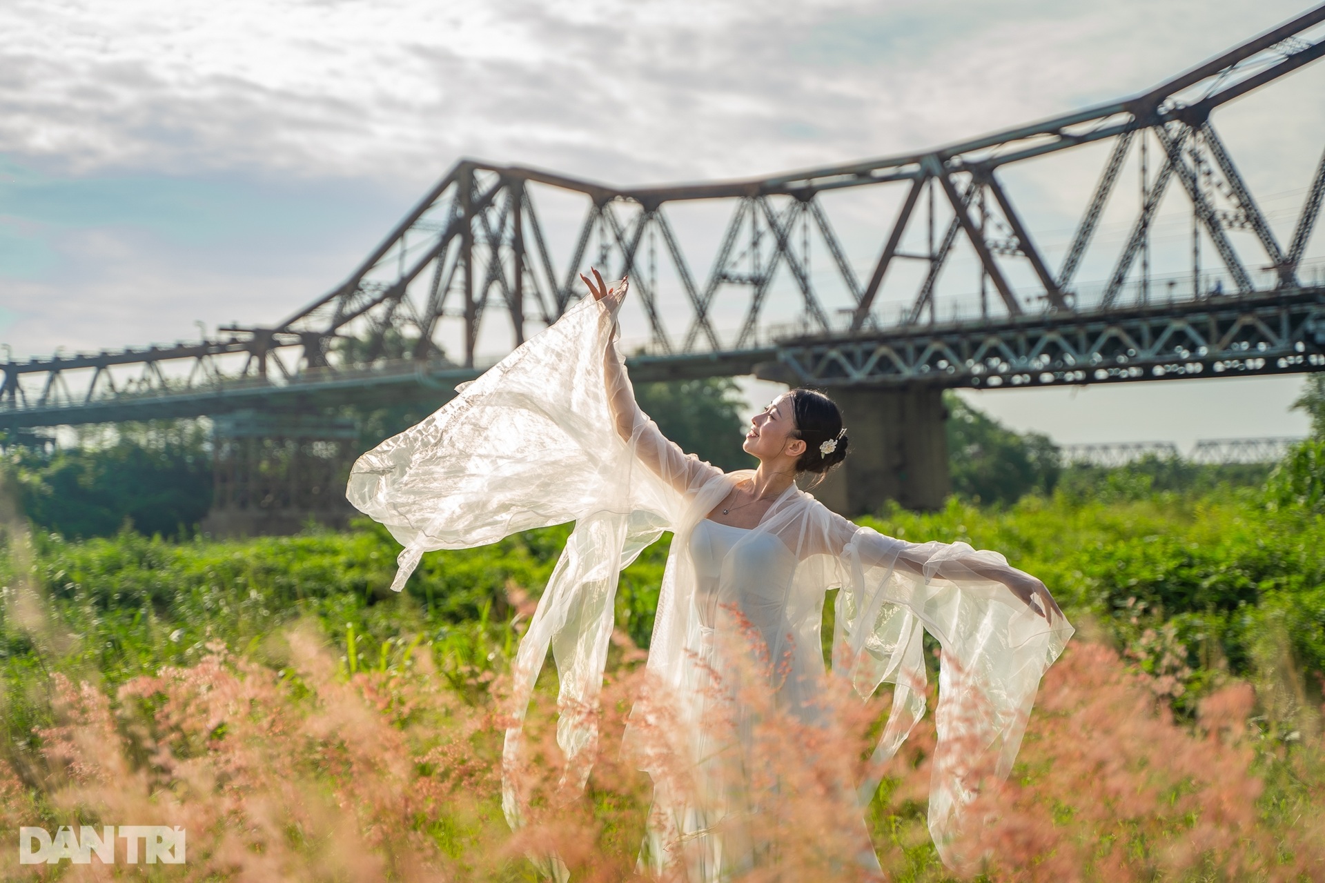 យុវជនសម្រុកថតរូបនៅវាលស្មៅពណ៌ផ្កាឈូកនៅជើងស្ពាន Long Bien - ៨ Giới trẻ đổ xô về chụp ảnh tại bãi cỏ hồng dưới chân cầu Long Biên - 8