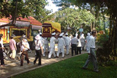 “Nghề” ngủ trong quan tài