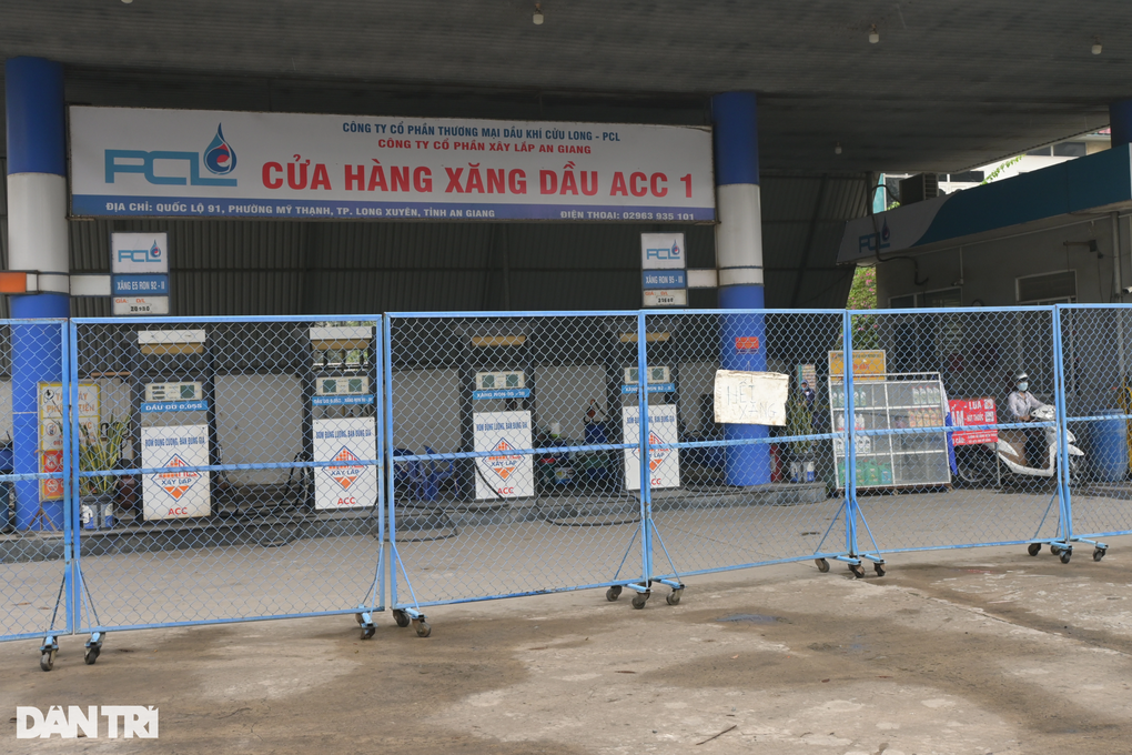 Nhiều cây xăng ở miền Tây bán nhỏ giọt, không có nhân viên phục vụ - 4 Nhiều cây xăng ở miền Tây bán nhỏ giọt, không có nhân viên phục vụ - 4