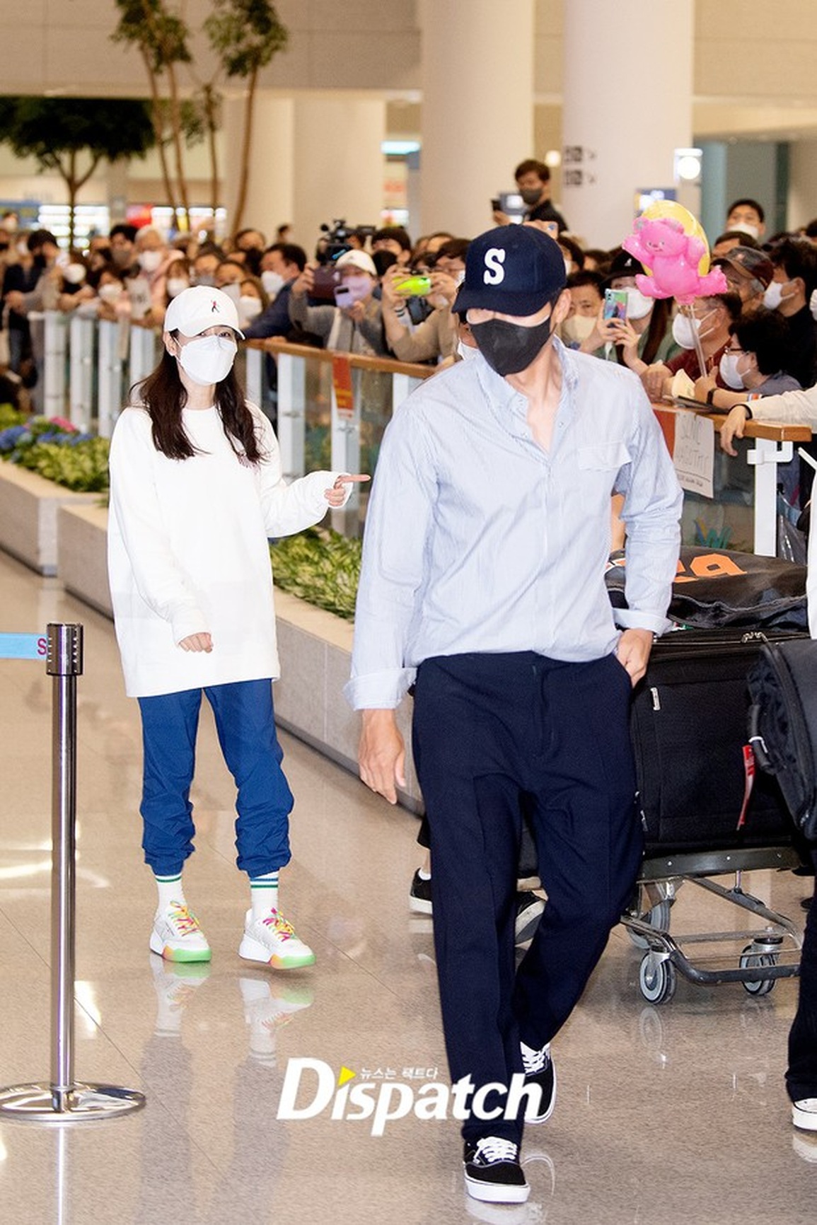Hyun Bin và Son Ye Jin kết thúc kỳ trăng mật vì liên tục bị đeo bám - 4 Hyun Bin và Son Ye Jin kết thúc kỳ trăng mật vì liên tục bị đeo bám - 4