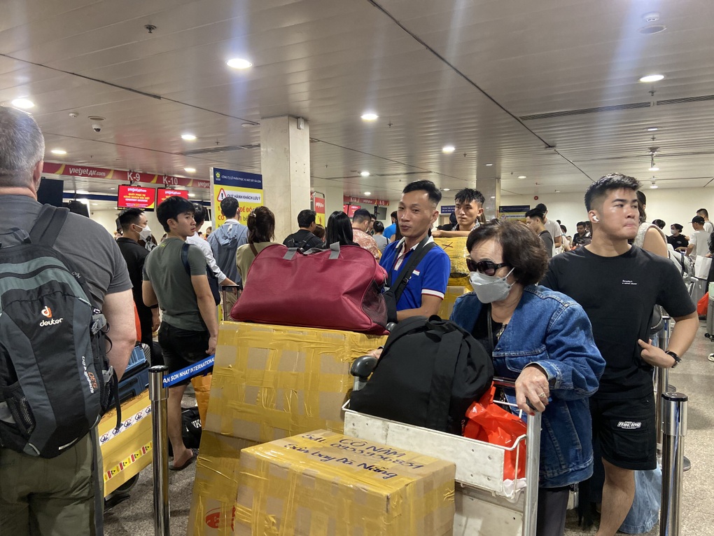 Sân bay Tân Sơn Nhất giảm nhiệt ngày 29 Tết - 2 Sân bay Tân Sơn Nhất giảm nhiệt ngày 29 Tết - 2