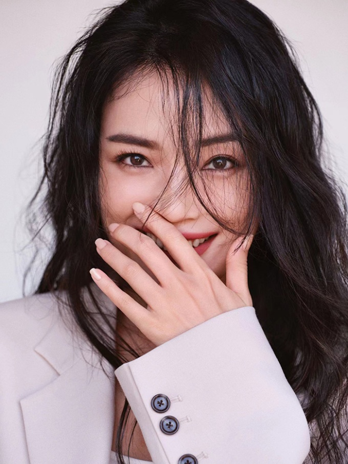 Sắc vóc quyến rũ và tươi trẻ của Thư Kỳ ở tuổi 46 - 2 Sắc vóc quyến rũ và tươi trẻ của Thư Kỳ ở tuổi 46 - 2