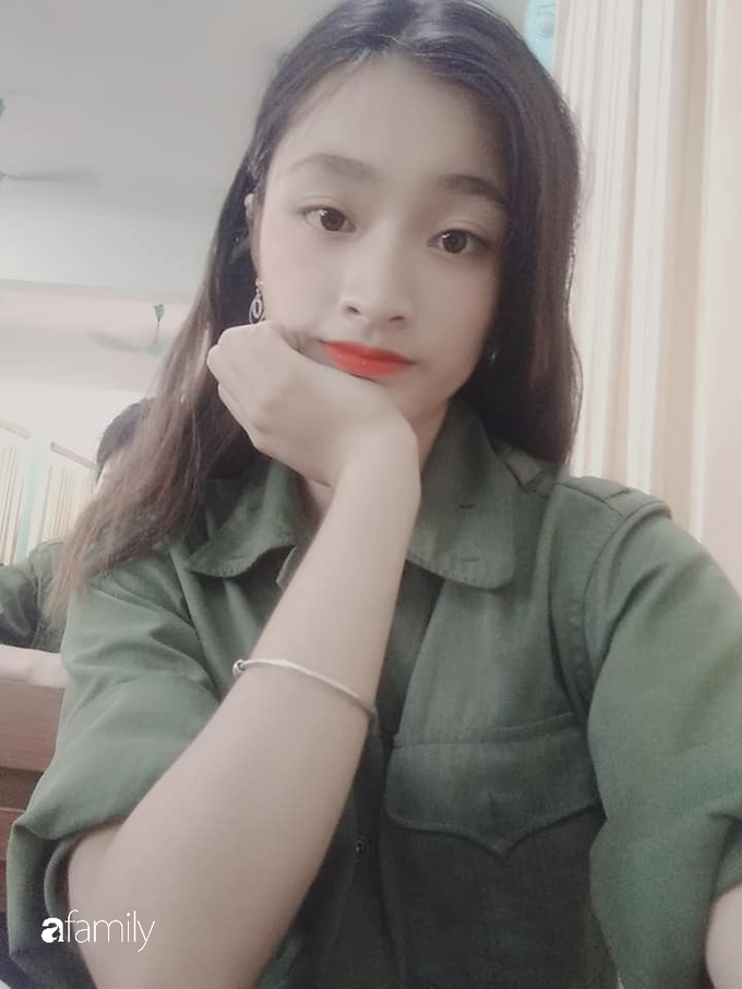 Nữ sinh dân tộc Tày dựng lán trên đỉnh đồi, trời mưa vẫn đi bộ 3km để bắt sóng internet học bài, rét quá thì đốt lửa sưởi ấm - Ảnh 1. Nữ sinh dân tộc Tày dựng lán trên đỉnh đồi, trời mưa vẫn đi bộ 3km để bắt sóng internet học bài, rét quá thì đốt lửa sưởi ấm - Ảnh 1.