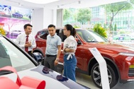 Xe nhập về ồ ạt né "tháng cô hồn", dân lại găm tiền chờ siêu khuyến mại