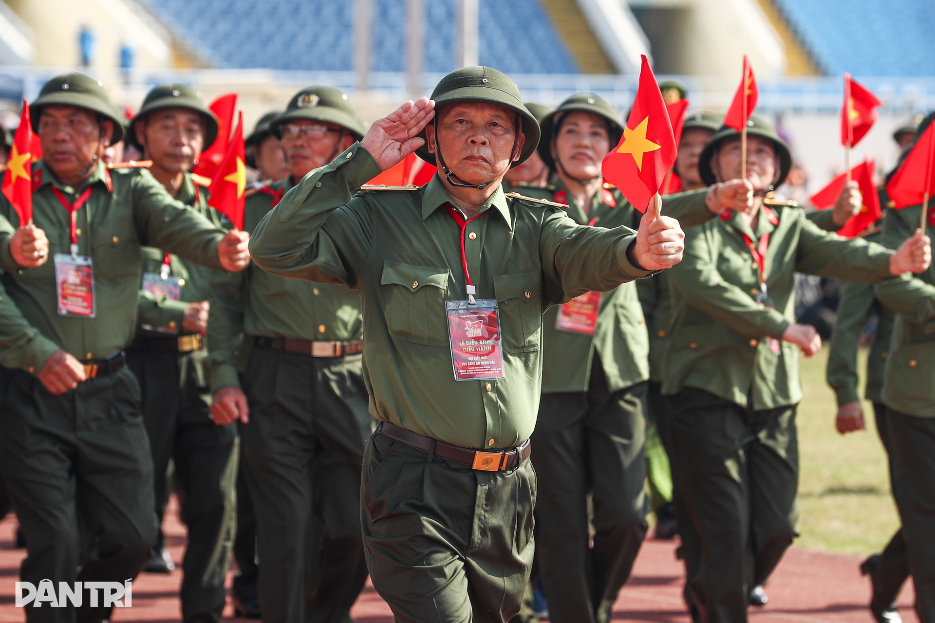 Người dân đổ về sân Mỹ Đình chiêm ngưỡng khí tài quân sự và dàn pháo lễ - 16 Người dân đổ về sân Mỹ Đình chiêm ngưỡng khí tài quân sự và dàn pháo lễ - 16