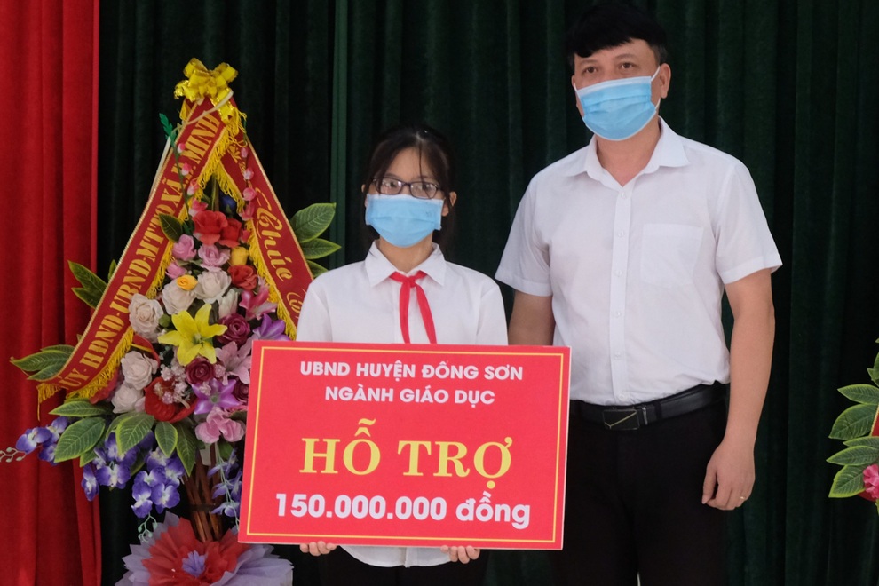 Bạn đọc Dân trí giúp đỡ nữ sinh mồ côi khuyết tật hàng trăm triệu đồng - 4 Bạn đọc Dân trí giúp đỡ nữ sinh mồ côi khuyết tật hàng trăm triệu đồng - 4