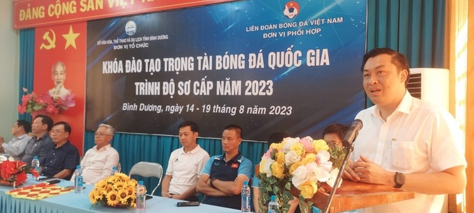 Ông Cao Văn Chóng - Phó Giám đốc Sở Văn hóa, Thể thao và Du lịch tỉnh Bình Dương - Trưởng Ban tổ chức khóa đào tạo phát biểu khai giảng.