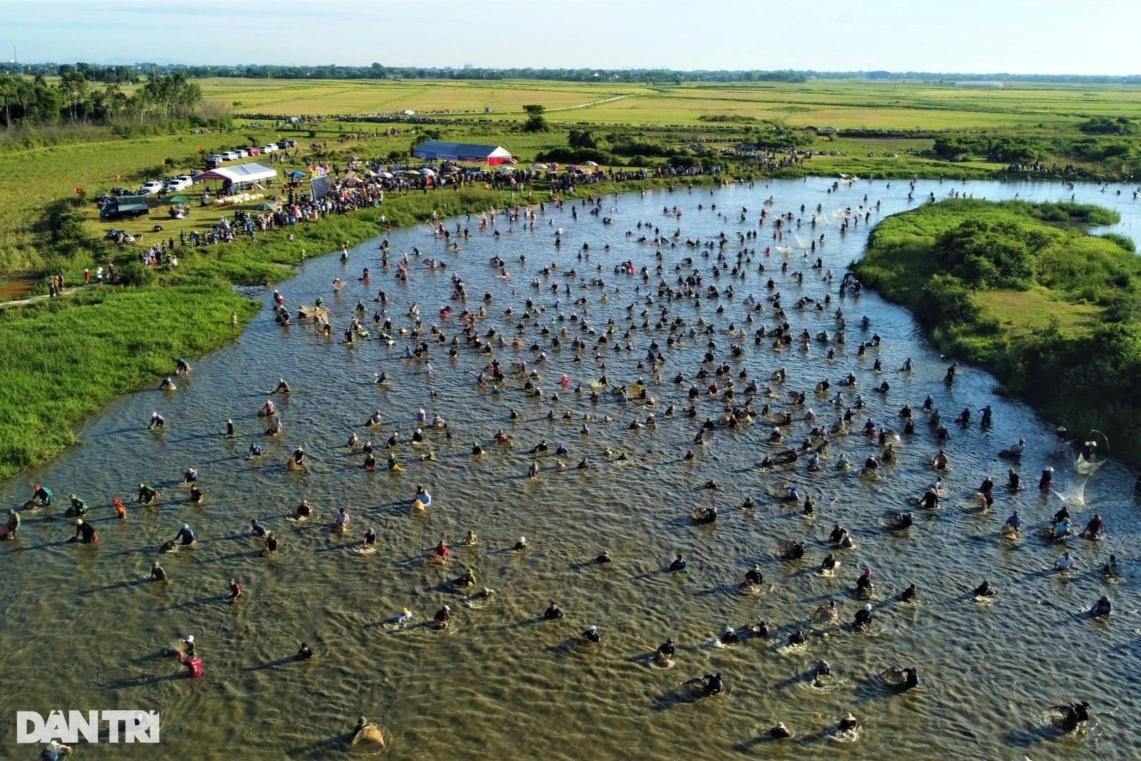 Hàng trăm người hò reo đánh bắt cá tại lễ hội hơn 300 năm tuổi - 6