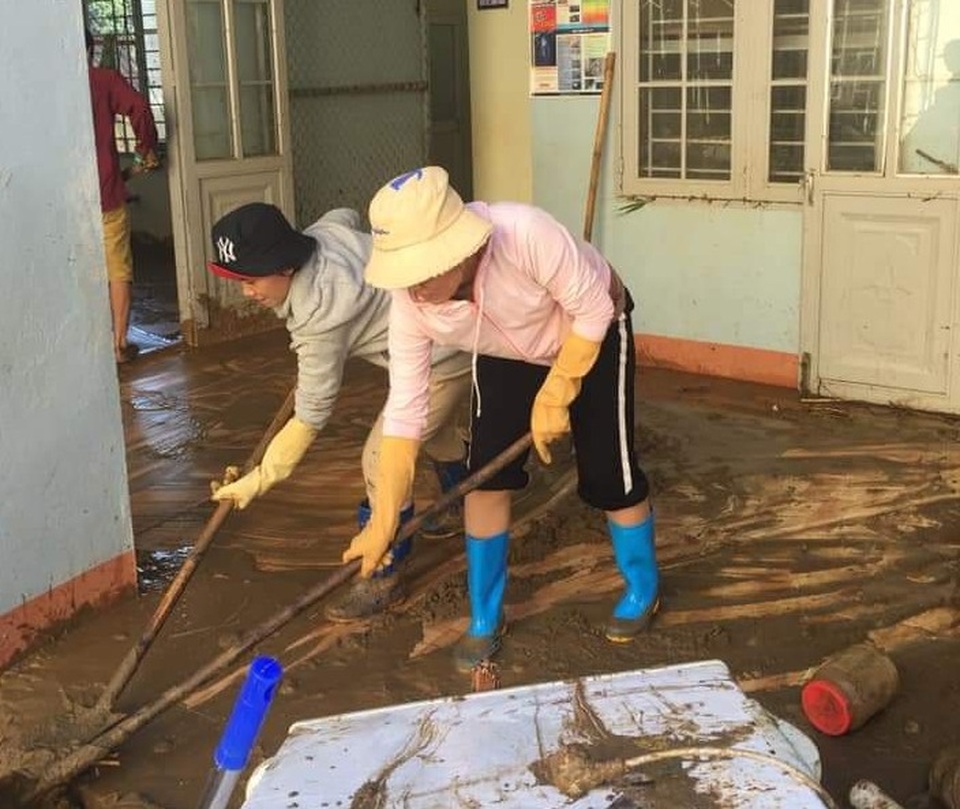 Thầy cô vùng sạt lở Trà Leng dọn núi bùn và chuẩn bị đón… bão số 13 - 1 Thầy cô vùng sạt lở Trà Leng dọn núi bùn và chuẩn bị đón… bão số 13 - 1