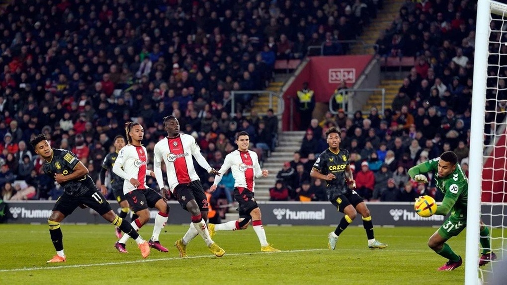 Sự cố hi hữu khiến trận đấu ở Premier League bị gián đoạn hơn 10 phút - 4 Sự cố hi hữu khiến trận đấu ở Premier League bị gián đoạn hơn 10 phút - 4