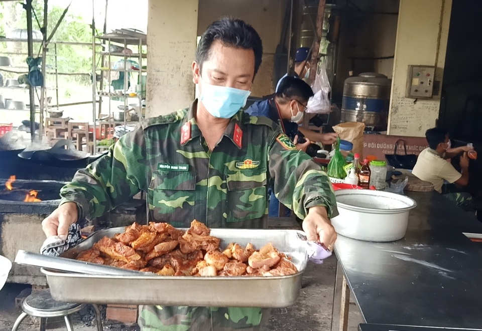 Áo chiến sĩ đẫm mồ hôi cho những suất cơm nghĩa tình trong khu cách ly - 8 Áo chiến sĩ đẫm mồ hôi cho những suất cơm nghĩa tình trong khu cách ly - 8