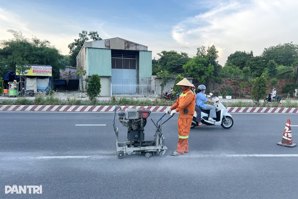Thay biển báo, kẻ lại vạch trên tuyến đường “ô tô giành hết làn” ở TPHCM - 1