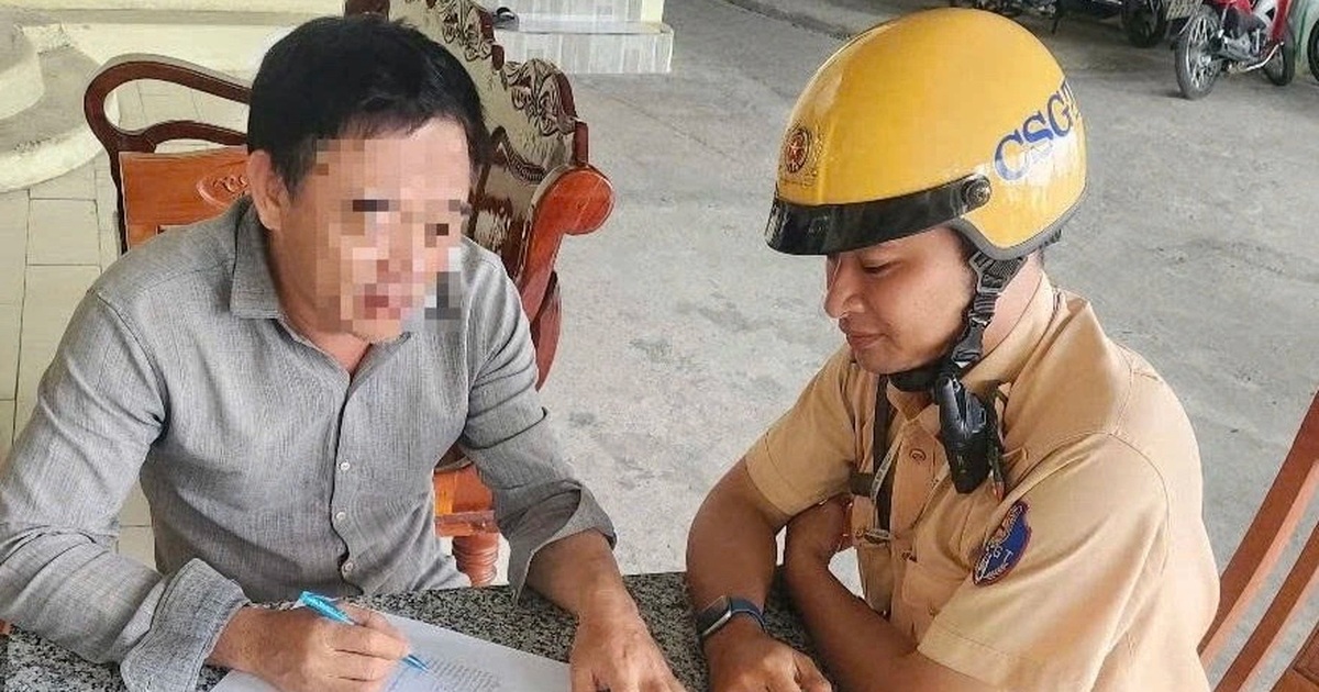 CSGT lập biên bản tài xế xe ba bánh chạy ngược chiều ở TPHCM