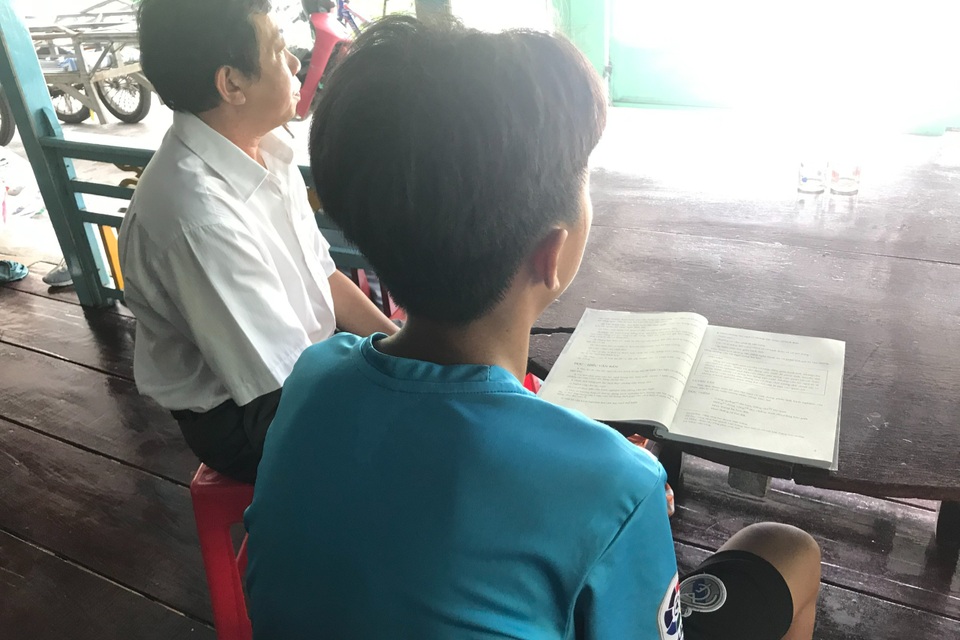 Vụ học sinh lớp 6 không đọc được chữ: Do giáo viên bị áp chỉ tiêu thi đua? - 3 Vụ học sinh lớp 6 không đọc được chữ: Do giáo viên bị áp chỉ tiêu thi đua? - 3