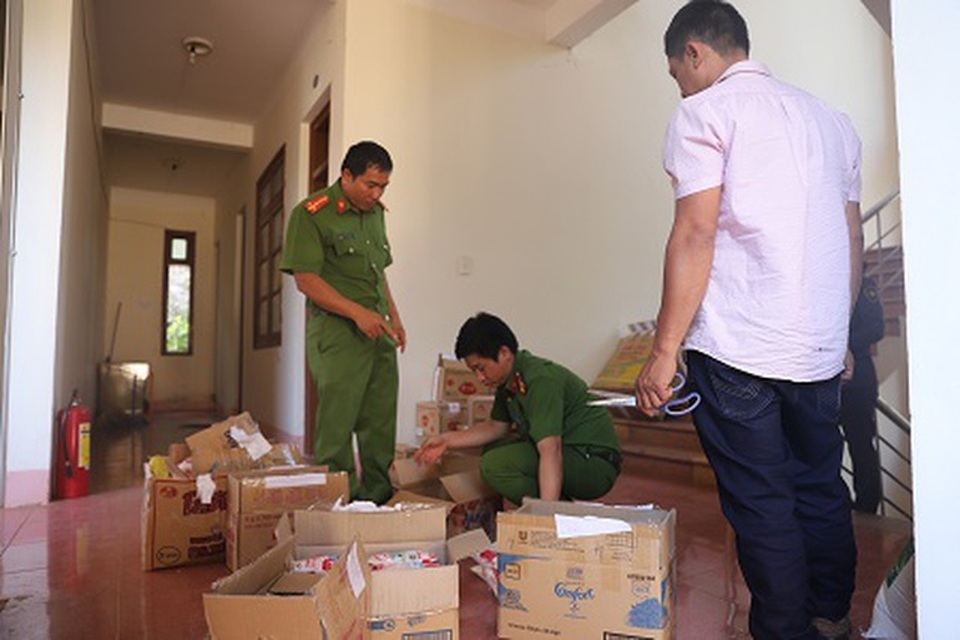 Khởi tố nhóm đối tượng làm bột ngọt giả từ bột xá Trung Quốc - 1 Khởi tố nhóm đối tượng làm bột ngọt giả từ bột xá Trung Quốc - 1