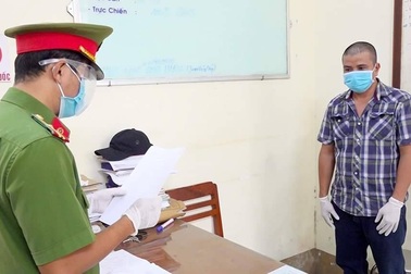 Bắt tạm giam tài xế xe tải chở cá làm lây lan dịch Covid-19