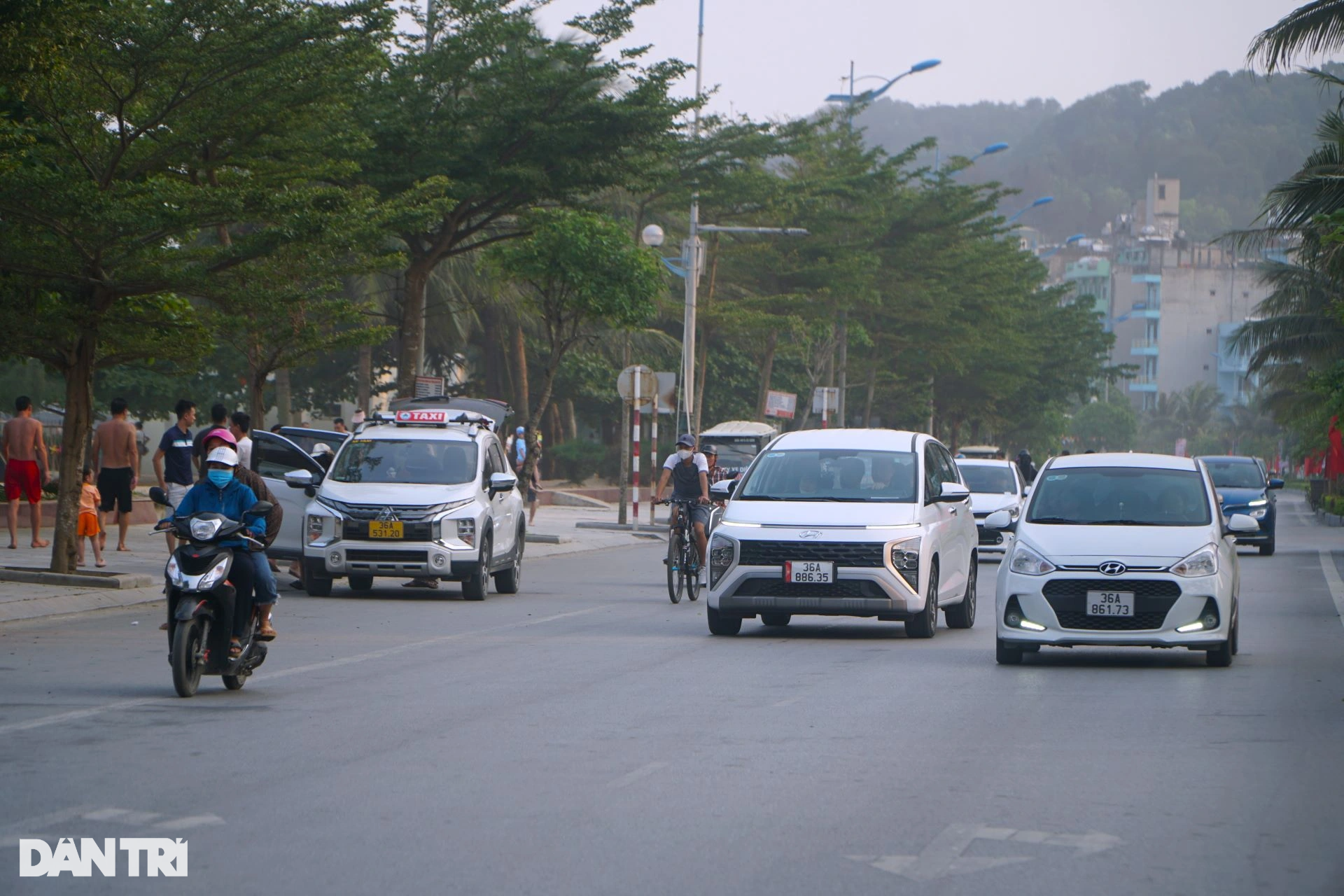 Bãi tắm Sầm Sơn vẫn ken đặc người sau kỳ nghỉ lễ vì thời tiết nắng gắt - 8 Bãi tắm Sầm Sơn vẫn ken đặc người sau kỳ nghỉ lễ vì thời tiết nắng gắt - 8