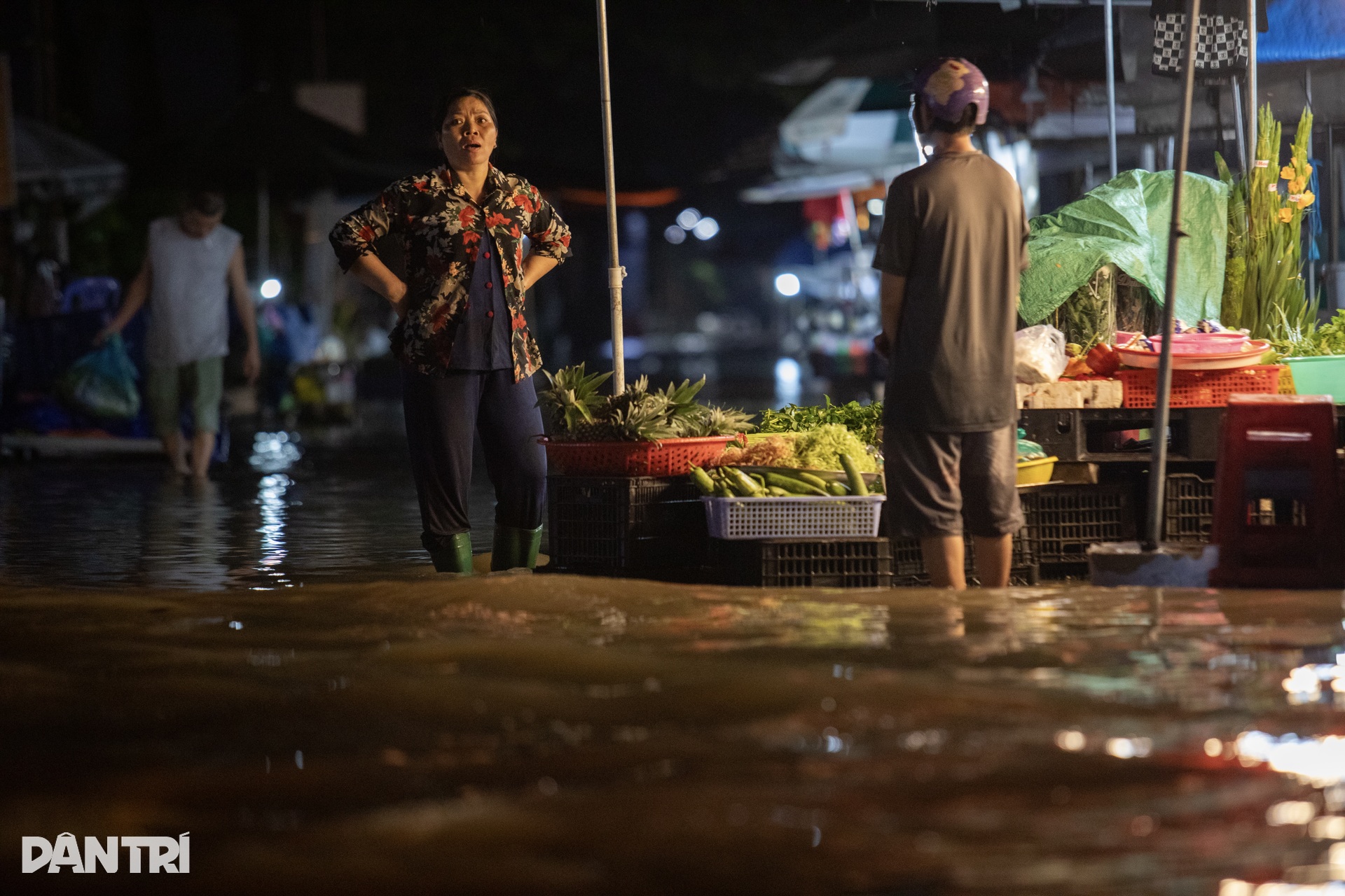 Ngày thứ 3 triều cường TPHCM đạt đỉnh: Đường hóa sông, ô tô chết máy - 7 Ngày thứ 3 triều cường TPHCM đạt đỉnh: Đường hóa sông, ô tô chết máy - 7