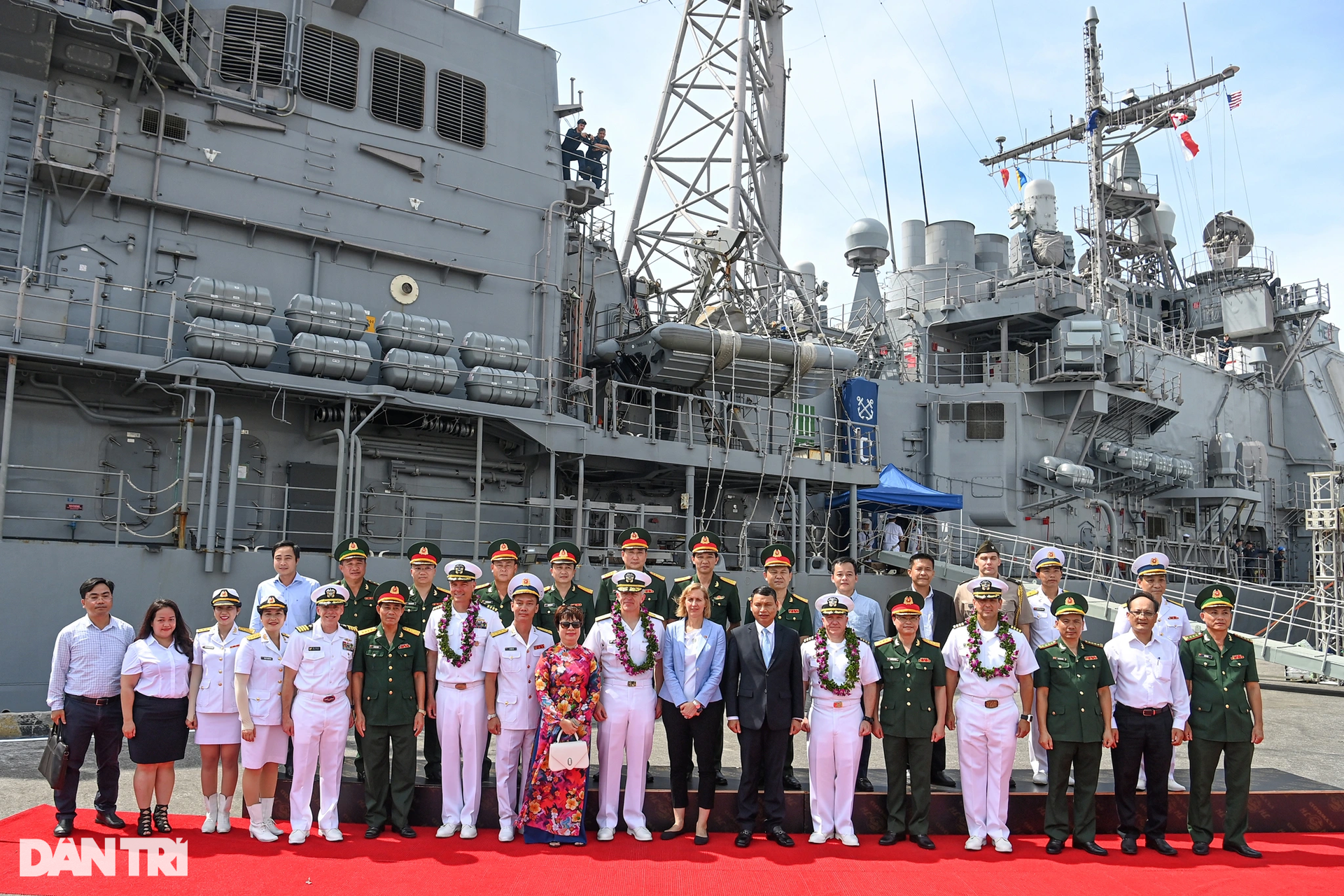 Cận cảnh tàu sân bay Mỹ USS Ronald Reagan vào vịnh Đà Nẵng - 12 Cận cảnh tàu sân bay Mỹ USS Ronald Reagan vào vịnh Đà Nẵng - 12