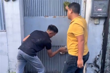 Tạt máu heo vào nhà người dân ở TPHCM, hai thanh niên phải đi lau chùi