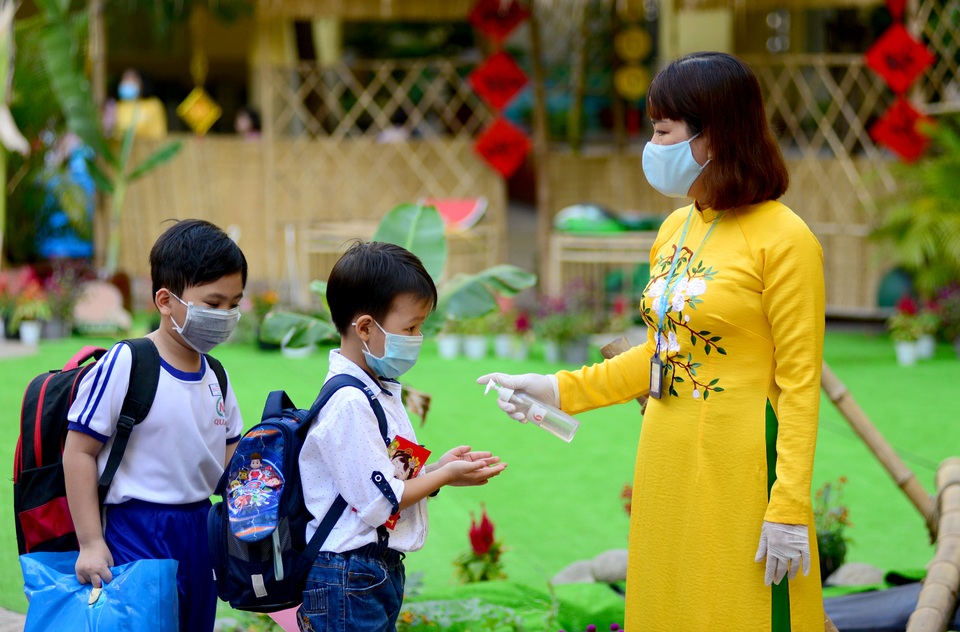 Chùm ảnh: Học sinh Sài Gòn háo hức trở lại trường sau gần 1 tháng nghỉ Tết - 13 Chùm ảnh: Học sinh Sài Gòn háo hức trở lại trường sau gần 1 tháng nghỉ Tết - 13