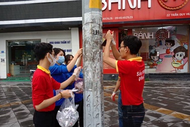 Áo đỏ tình nguyện giúp sức “Mùa hè xanh”