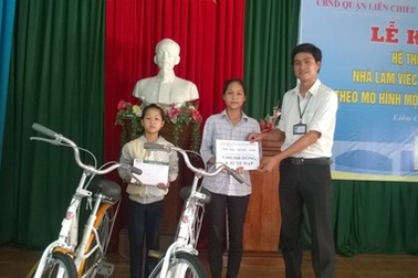 Ca sĩ Ánh Tuyết tặng 3 chiếc xe đạp và 10 triệu đồng đến các cháu mồ côi 