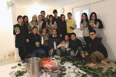 “Xách tay” nguyên liệu Việt, DHS Montpellier gói bánh chưng đón Tết muộn