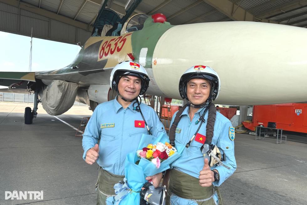 Phi công SU30-MK2 bật mí màn thả bẫy nhiệt mãn nhãn trên bầu trời TPHCM - 1 Phi công SU30-MK2 bật mí màn thả bẫy nhiệt mãn nhãn trên bầu trời TPHCM - 1
