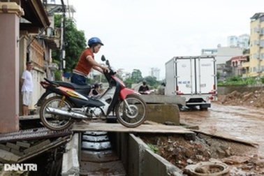 Hà Nội: Thi công đường cao hơn nền nhà dân 1m khiến nhiều gia đình khốn khổ