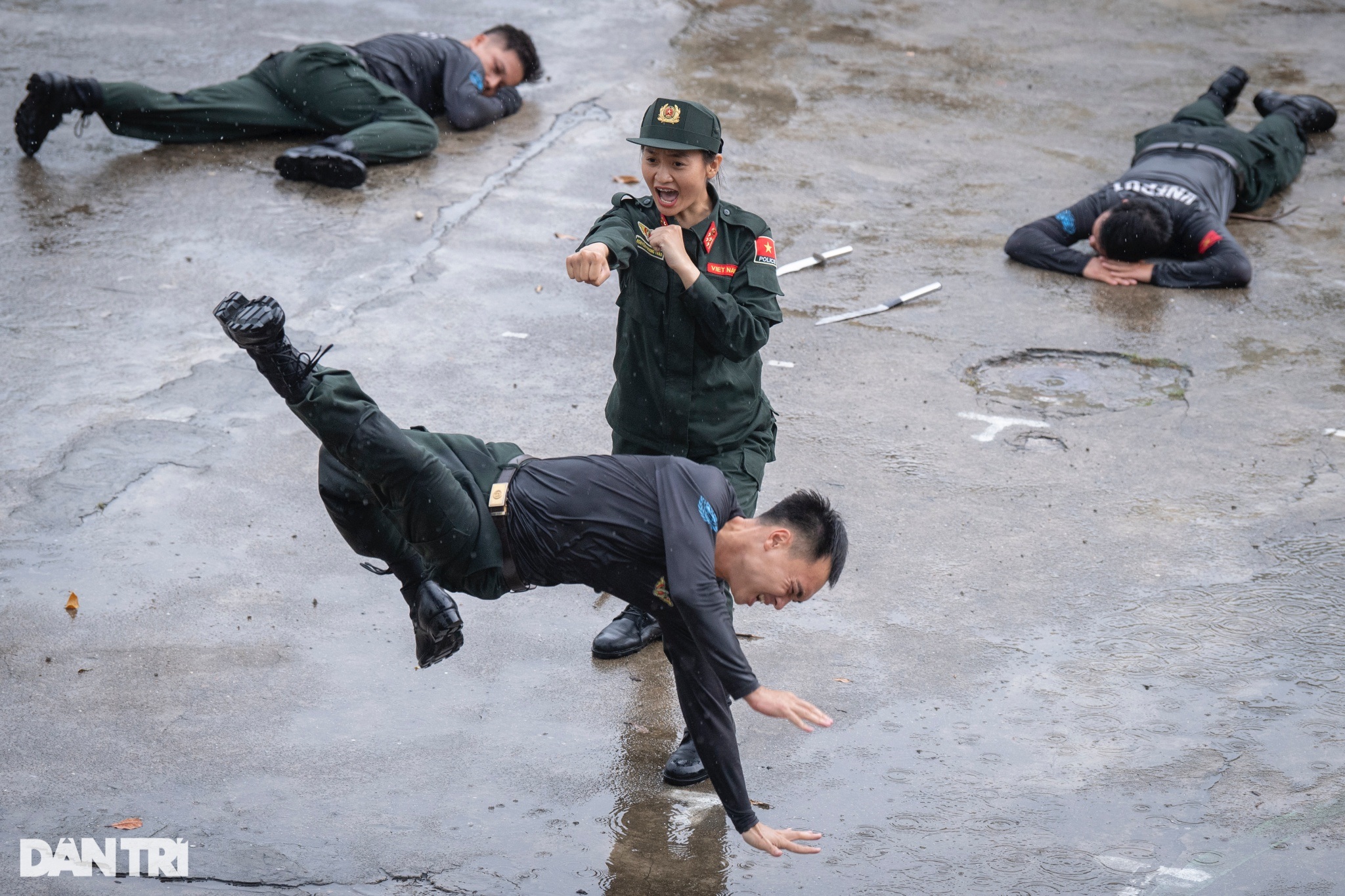 View - Cảnh sát gìn giữ hòa bình diễn tập đánh bắt khủng bố, hộ tống yếu nhân | Báo Dân trí