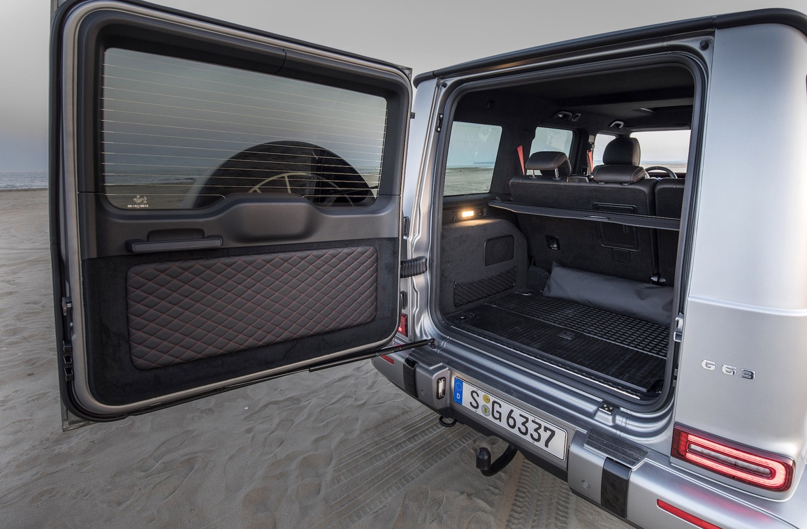 Mercedes-AMG G63: Không phải siêu xe nhưng ai cũng ngoái nhìn - 3 Mercedes-AMG G63: Không phải siêu xe nhưng ai cũng ngoái nhìn - 3