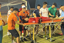 Thủ môn đội tuyển Việt Nam rời sân bằng xe cấp cứu