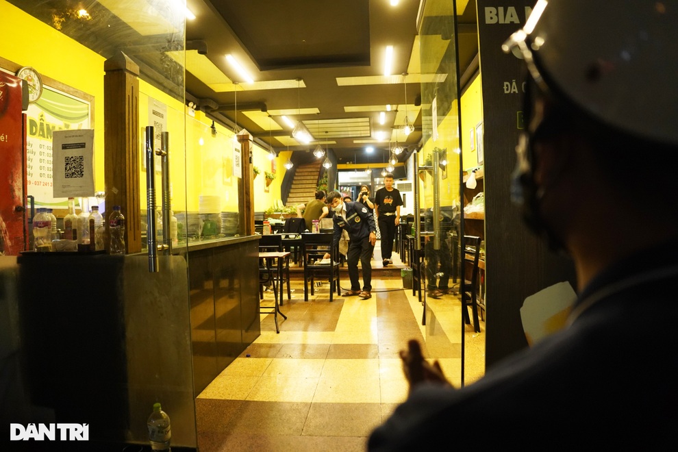Theo chân công an Hà Nội nhắc nhở, xử lý hàng quán không đóng cửa trước 21h - 4 Theo chân công an Hà Nội nhắc nhở, xử lý hàng quán không đóng cửa trước 21h - 4