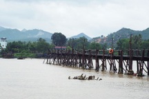 Xe khách cố qua cầu ngập nước, một người mất tích