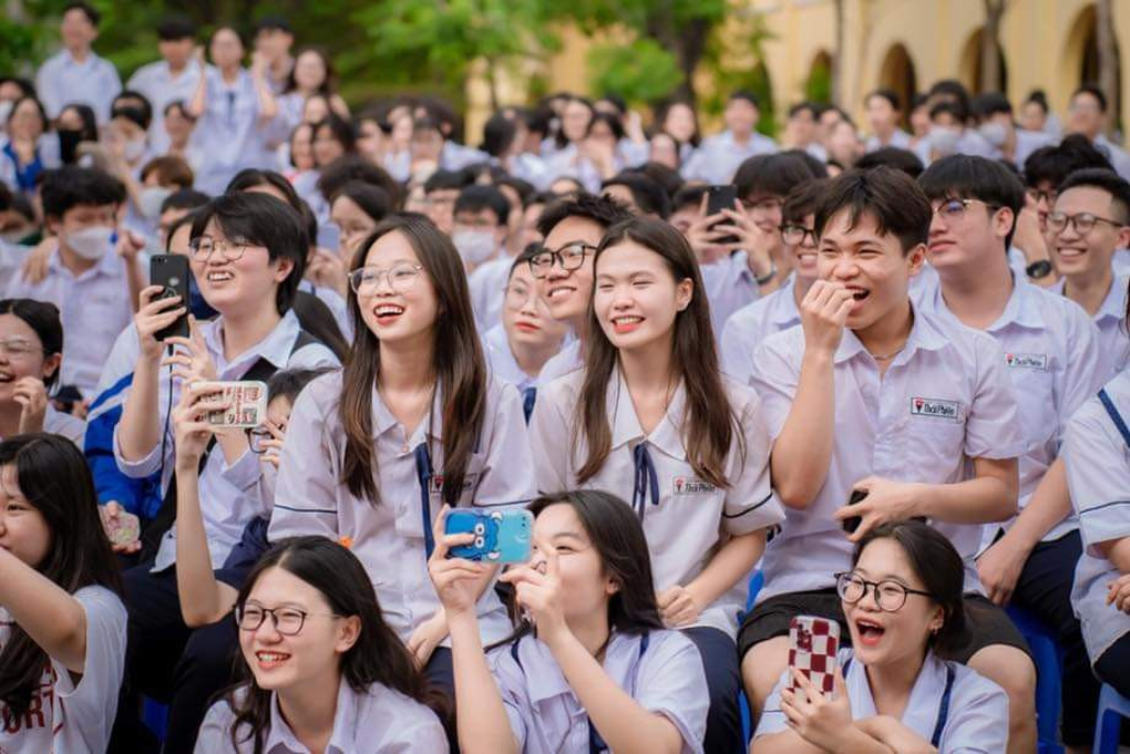 Phó hiệu trưởng mặc quần đùi nhảy cực sung trong lễ bế giảng - 5 Phó hiệu trưởng mặc quần đùi nhảy cực sung trong lễ bế giảng - 5