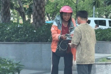 Nữ shipper U70 vuốt phẳng nắm tiền lẻ, gói chặt trong bao ni lông