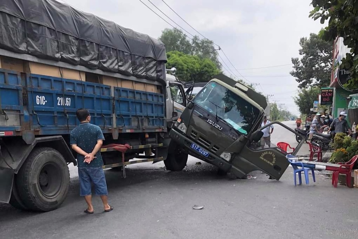 Xe chở phạm nhân va chạm ô tô tải, 3 người bị thương - 1 Xe chở phạm nhân va chạm ô tô tải, 3 người bị thương - 1